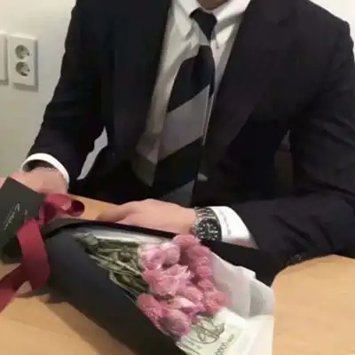 房产经纪人头像男正装正规房地产经纪人微信头像
