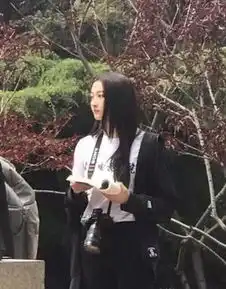 关晓彤校园被偶遇,校服裤穿出七分裤效果,素颜状态太逆龄
