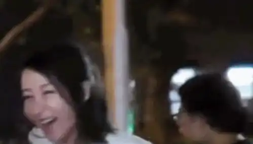 萧亚轩深夜发动态秒删,素颜出镜情绪低落抽泣,精神恍惚状态不佳