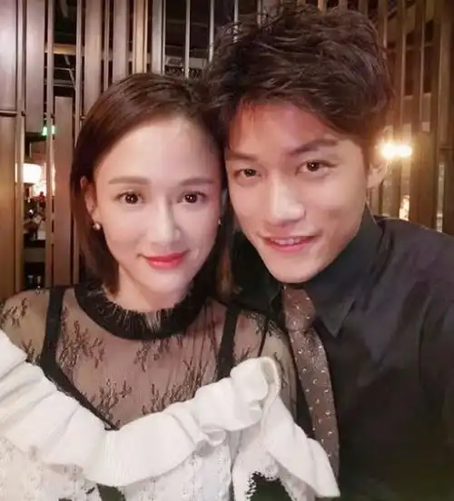 陈乔恩带男友与舒淇等小聚,两人当众贴脸合影甜掉牙,超有夫妻相