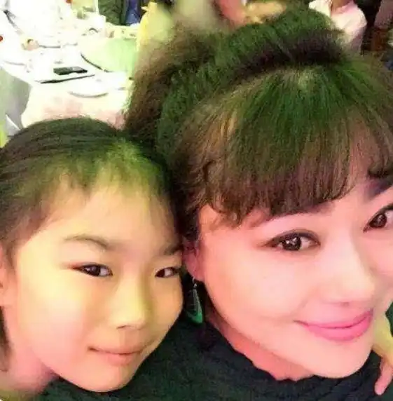 15岁被张艺谋一眼看中,二婚嫁小15岁男友,跟女儿如同姐妹花