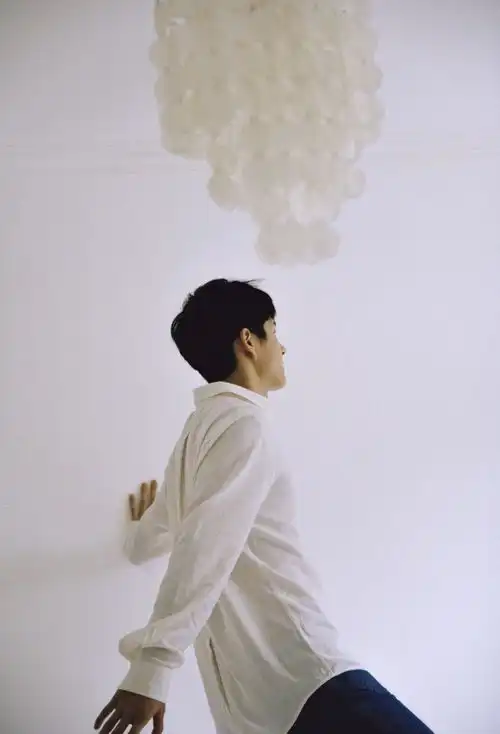 禁欲系少年刘昊然白衬衫牛仔裤的阳光青春
