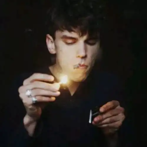 男生头像琐碎的记忆拼凑成的片段似乎只剩下了光和你
