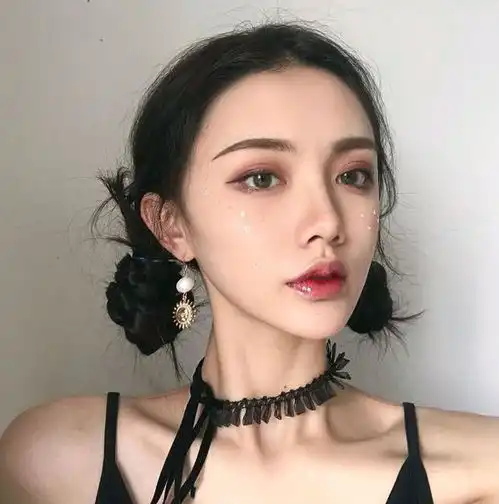 漂亮蕾丝女人
