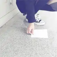 帮忙找下qq头像,男生的,要低头弯腰捡东西的图片我要做qq头像