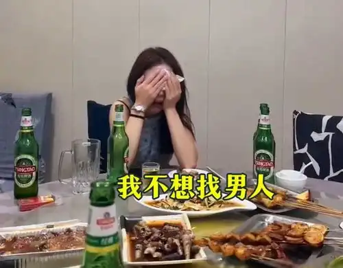 女子被3名闺蜜轮流催婚,伤心的掩面痛哭我不喜欢男人,愿意单
