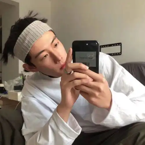个性高冷真人男生头像在平淡里寻找一些小美好
