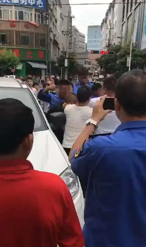 网曝云南威信县多名城管当街围殴一男子,涉事城管已停职调查