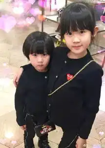 陆毅晒小女儿正脸,基因强大和姐姐傻傻分不清和妻子相爱21年,如今越长越像