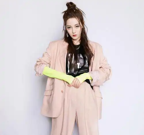 盘点西装女明星杨幂撩人,迪丽热巴活泼,都不敌她攻气十足