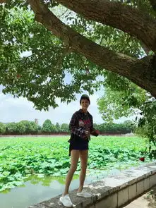 宁静解锁紫色口红,被大张伟称黄花梨妆,47岁也时髦
