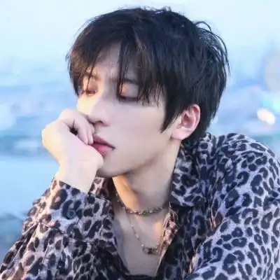 沫兮高清唯美气质精致男生头像
