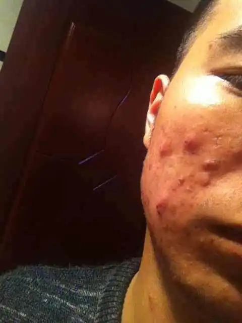 男人低头走路的悲哀
