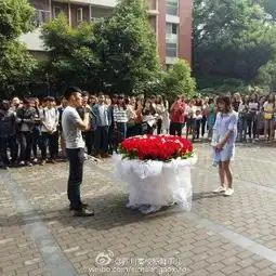 成都一高校大二男生1000朵玫瑰花向初恋女友告白