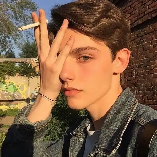 吸烟俊男
