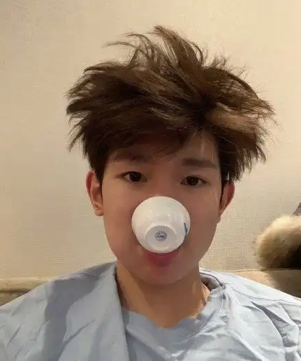 男星搞怪自拍照,比女星卸妆还要精彩,而看到鹿晗的鼻孔彻底笑喷