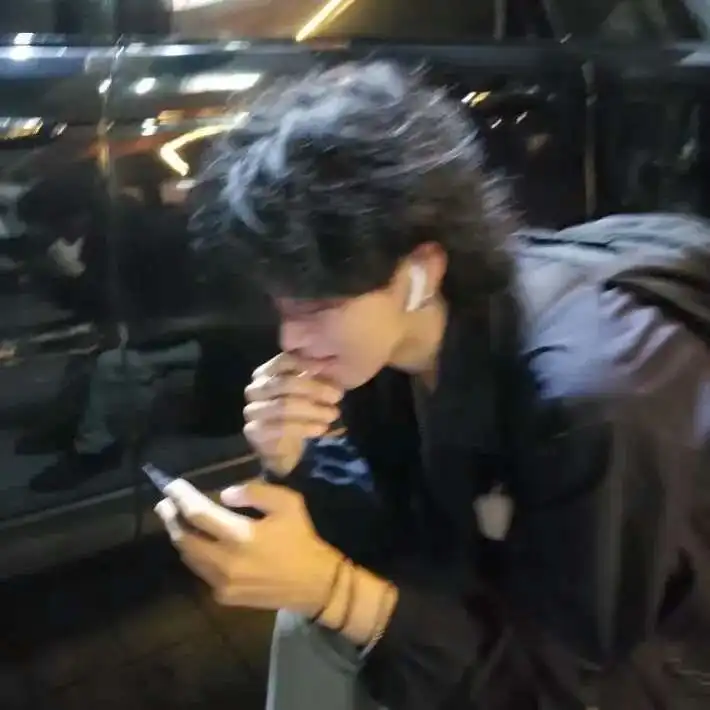 男生头像一个人吹晚风其实没什么不好的
