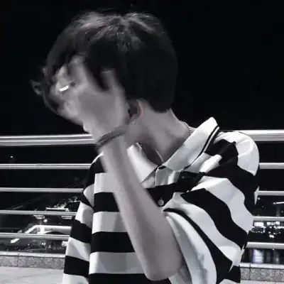 单手遮脸男生头像看不见正脸的图片
