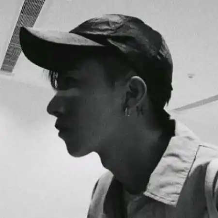 帅气超拽黑白男生头像,一个不要求回报的男生
