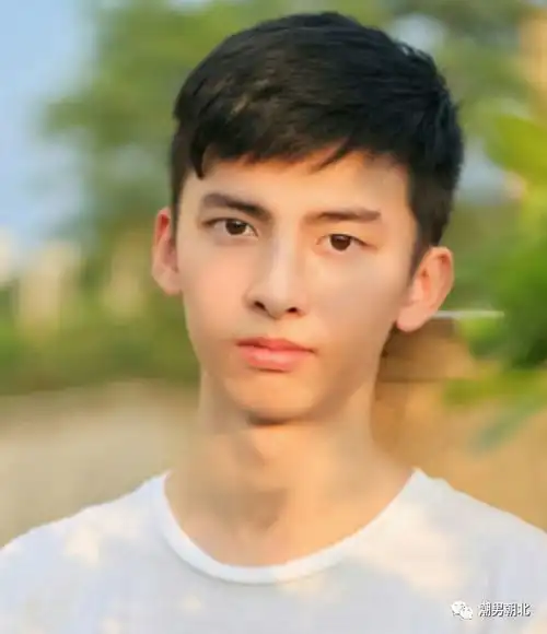 17岁以上的男生,发型这样剪太帅了
