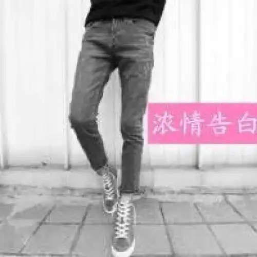 黑白色男生伤感带字微信头像
