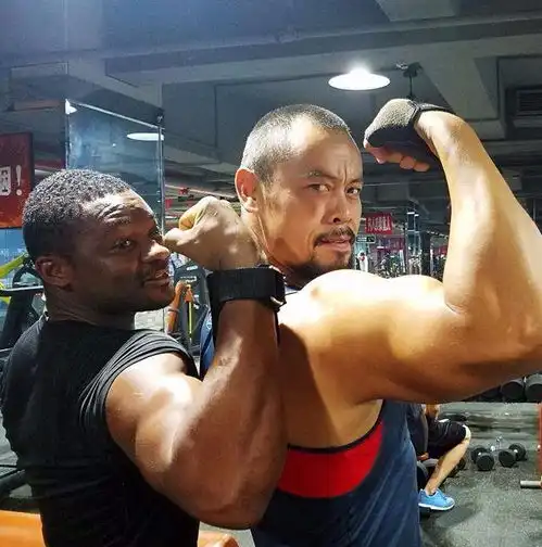 他被称为国内版巨石强森,一身肌肉不输老外,男人就该身强力壮