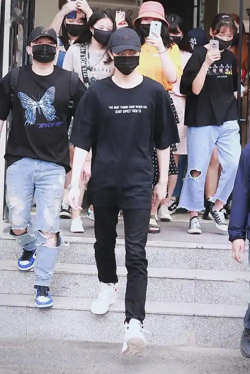 那年今日陈立农横店上班拍摄赤狐书生望天望出电影质感的一男子