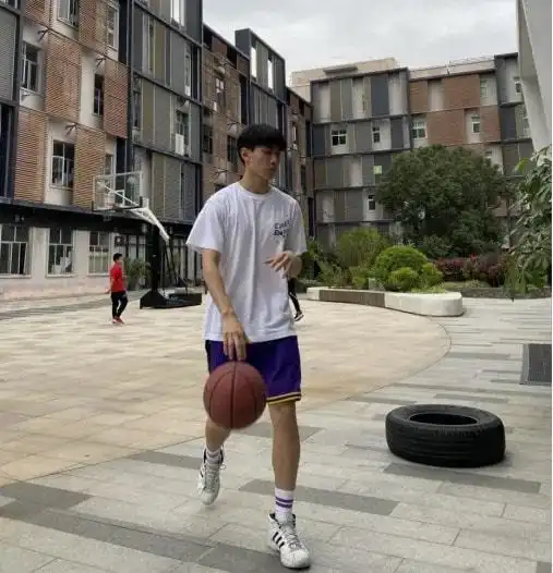 13岁男孩身高180cm,秋冬可吃3黄1黑,父母要舍得给孩子吃