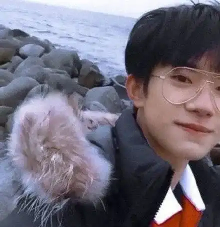易烊千玺头像最初的悸动
