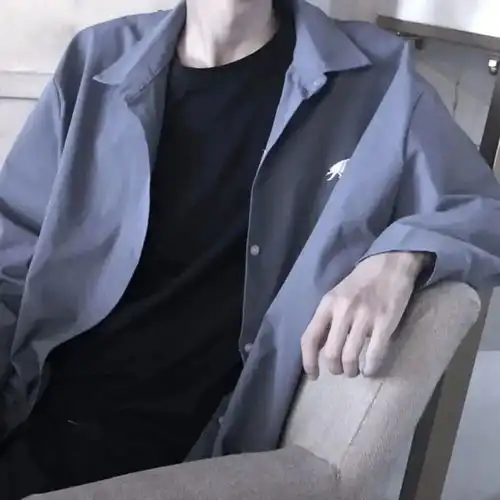 男生部位头像偶尔羡慕情侣,偶尔庆幸自由
