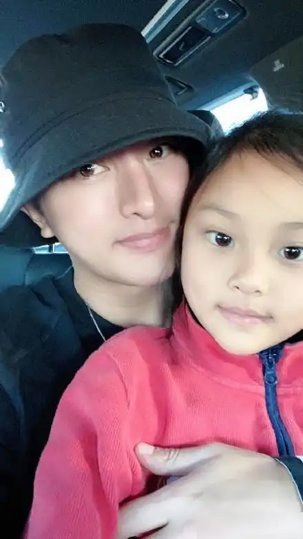 李小璐贾乃亮分别发合照为女儿庆生,可谁注意到二人真实状态