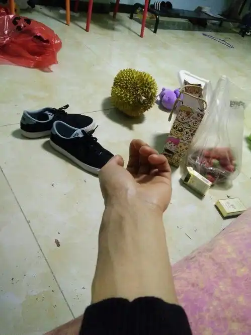 帮我ps成割手腕流血图片急用真实点,不要夸张