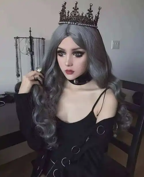 这位深圳小姐姐凭暗黑芭比妆容走红ins,卸了妆大家都沉默了