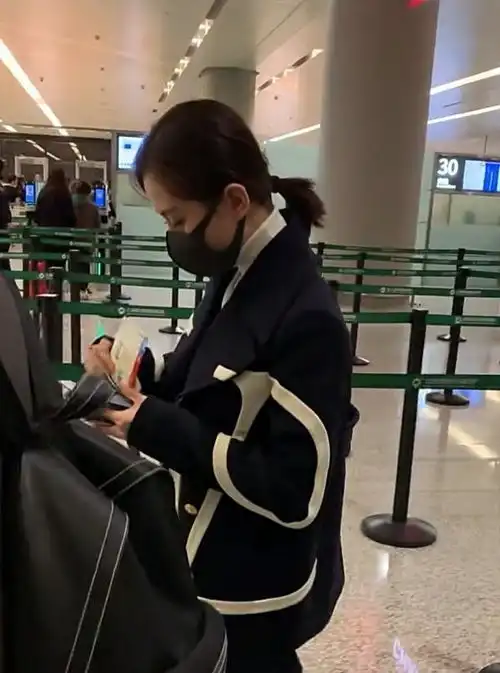 刘诗诗被曝婚变后单独现身,表情严肃保持沉默,被当场说态度冷漠