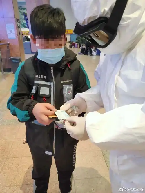 12岁男孩独自坐火车,父母视频陪同,中转时手机没电了