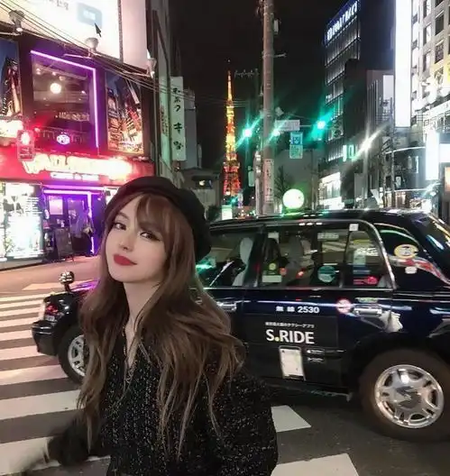 新版本的周扬青没有提到浪漫和面具,但是却引出了一个亲密的合影
