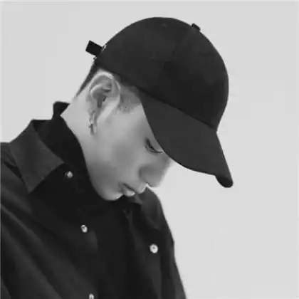 黑白伤感头像男生帅气,男人有时其实挺害羞的

