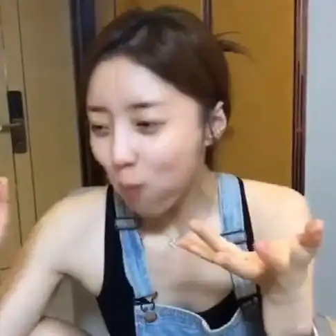 自从闺蜜和男朋友分手后,天天都是这个样子,来个男人救救她吧