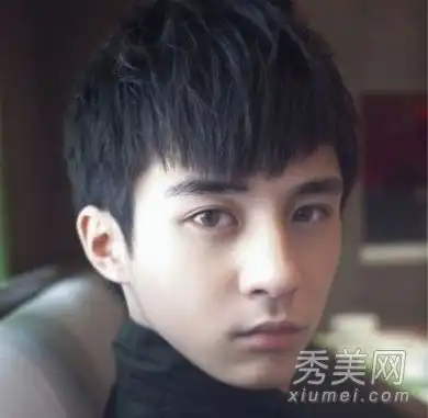 2012年最新的男士发型让你瞬间成为一名时尚男士
