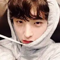 爽朗爱笑的男生头像离你那么近心却感觉隔着很远男生头像