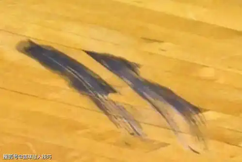 nba力量最强的球星詹姆斯扣瘪篮球,张伯伦轻松举起成年男子