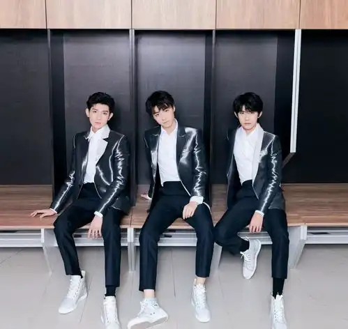 tfboys官宣新活动,图片剪影很少见,给予的形容很贴切
