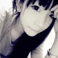 求一个白色背景白色衣服的可爱男生一只手托着下巴的头像可以帮我找一下吗