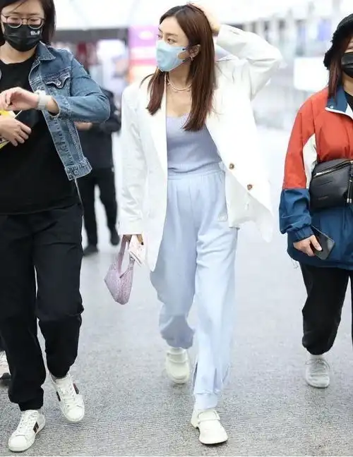 秦岚真懂男人最喜欢什么穿高级灰色套装45岁像25岁,腰臀比绝顶