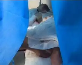 为抢一部手机,13岁少年泼汽油烧伤美丽女教师