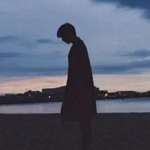深沉暗黑男生头像黑白渲染心境
