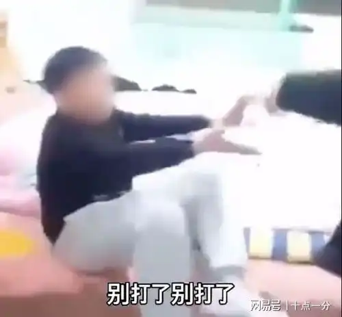 小学生在家嫖娼被父母逮到,父亲当场发飙怒打儿子