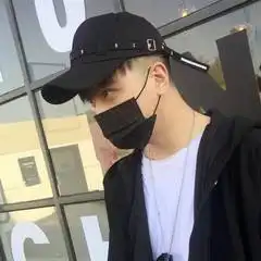 你认为明星压低的棒球帽只是为了遮脸那就大错特错了
