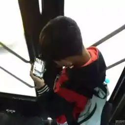 游迅网13岁熊孩偷爹4万玩游戏,以为号能卖5万结果被盗号