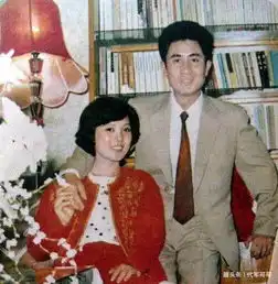一婚嫁同龄男演员,二婚嫁大15岁画家,如今儿子长得阳光帅气